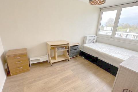 4 bedroom flat to rent, Hurstbourne House, SW15