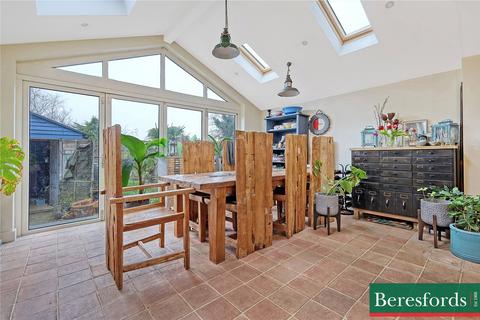 3 bedroom semi-detached house for sale, Chelmsford Road, Shenfield, CM15