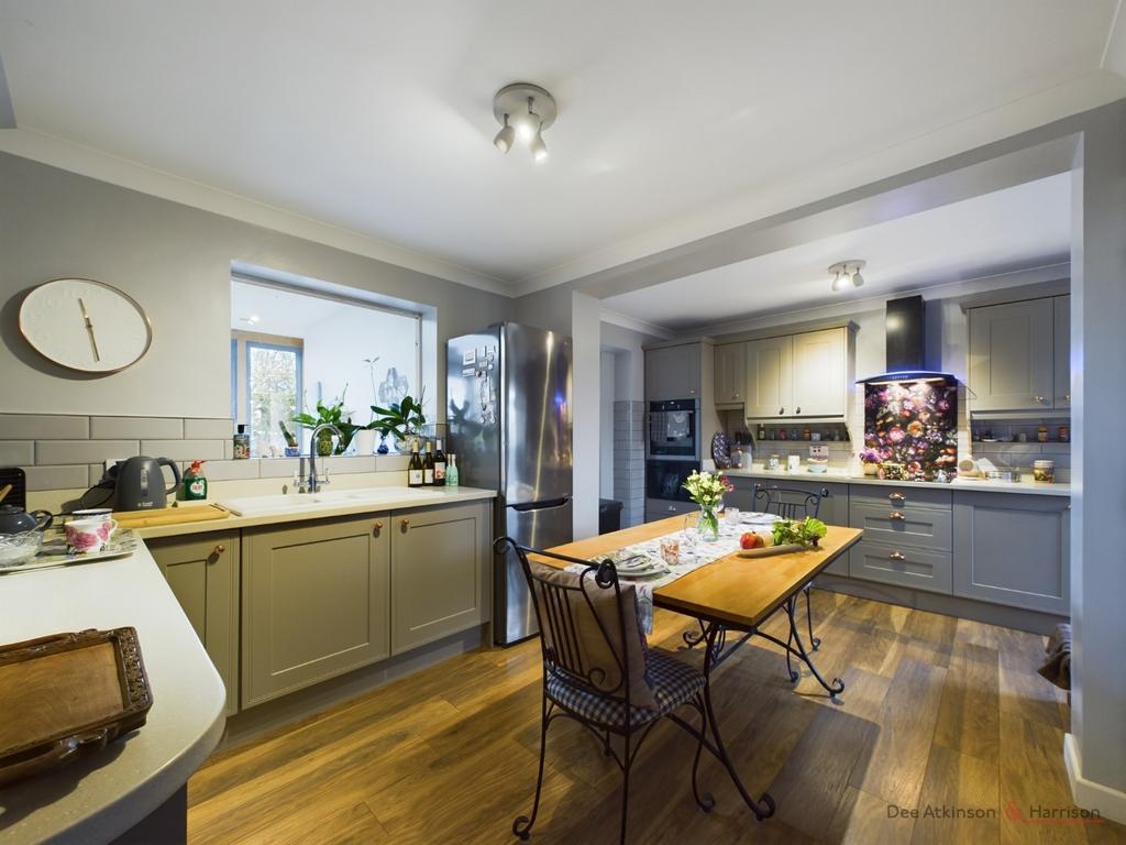 Kitchen/Breakfast Area