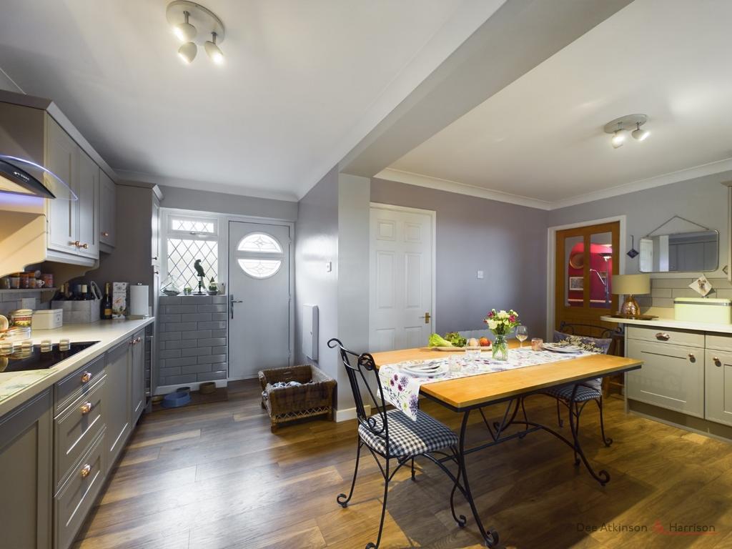 Kitchen/Breakfast Area