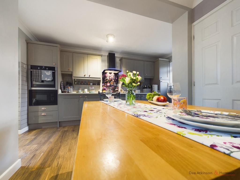 Kitchen/Breakfast Area