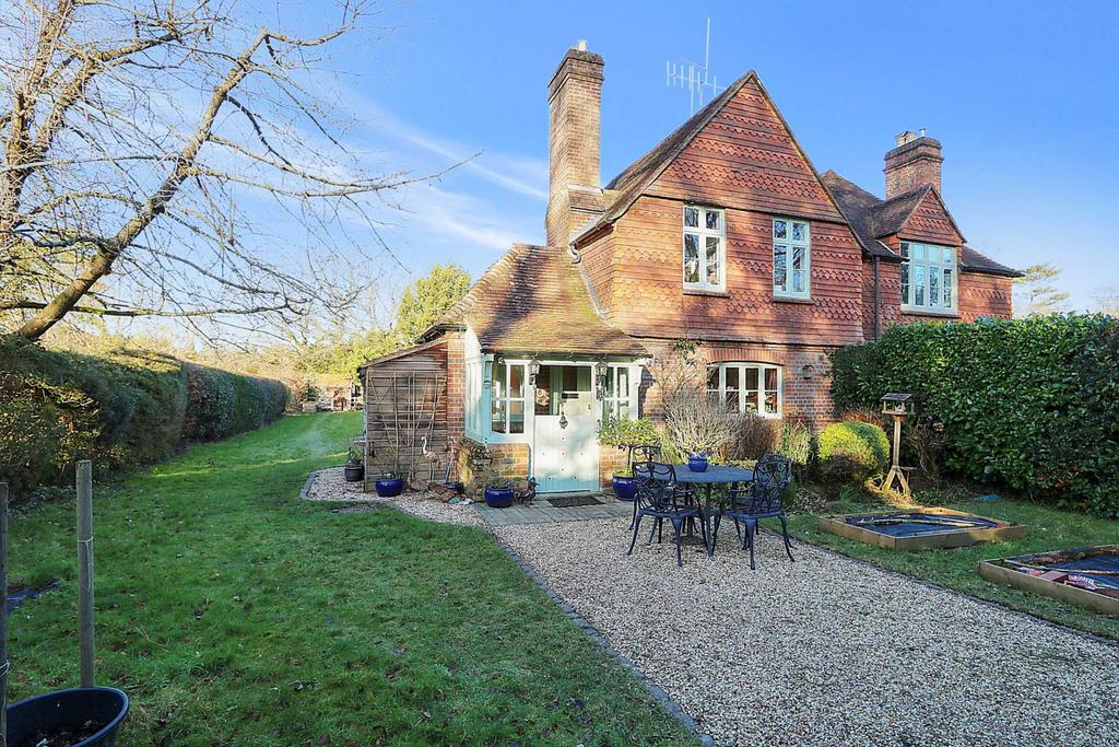 Buckhold, edge of Pangbourne, Berkshire 3 bed semidetached house for sale £775,000