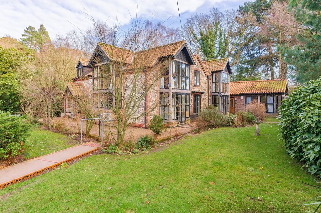 School Road, Aylmerton, NR11 5 bed detached house for sale £850,000