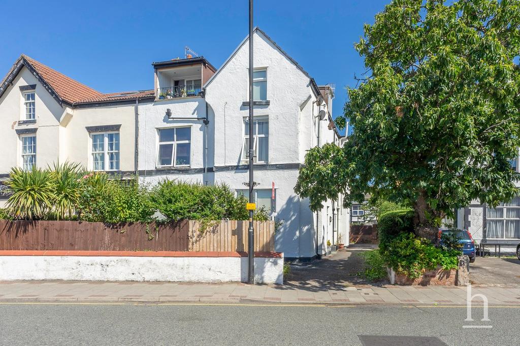 Banks Road, West Kirby CH48 2 bed apartment for sale £200,000