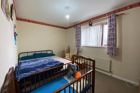 2 bedroom semi-detached house for sale - Kestrel Drive, Crewe