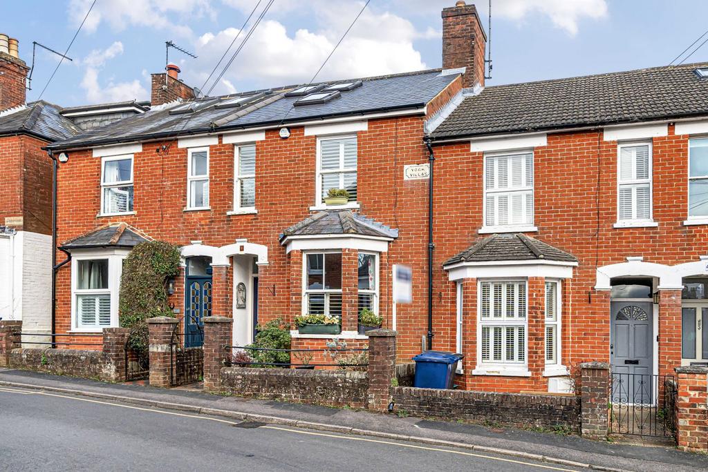Sumner Road, Farnham, GU9 3 bed house for sale £595,000