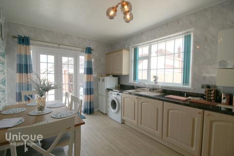 2 bedroom bungalow for sale, The Close, Queens Walk, Thornton-Cleveleys, Lancashire, FY5