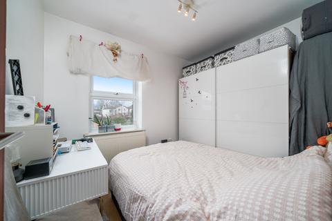 2 bedroom flat for sale, Estreham Road, London SW16
