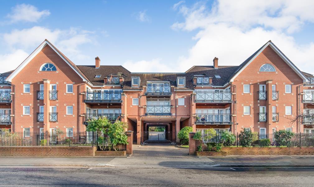 HOLDEN ROAD, WOODSIDE PARK, N12 2 bed flat for sale £635,000