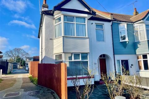 11 Belfairs Drive, Leigh-on-sea, SS9 3AA