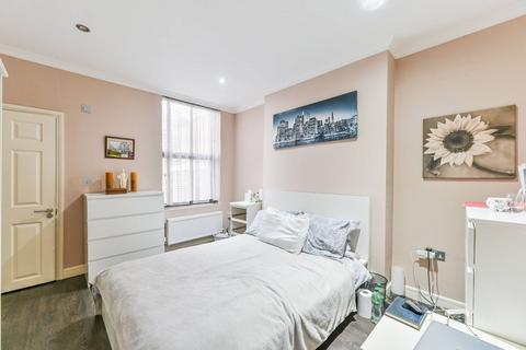 2 bedroom flat to rent, Bensham Manor Road, Thornton Heath, CR7