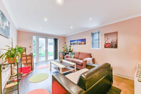 2 bedroom flat to rent, Bensham Manor Road, Thornton Heath, CR7