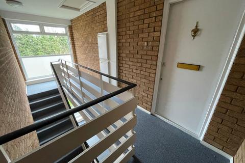 2 bedroom apartment to rent, High Road, Bushey Heath.