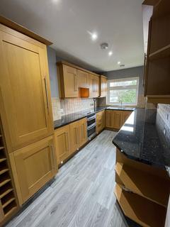 2 bedroom apartment to rent, High Road, Bushey Heath.