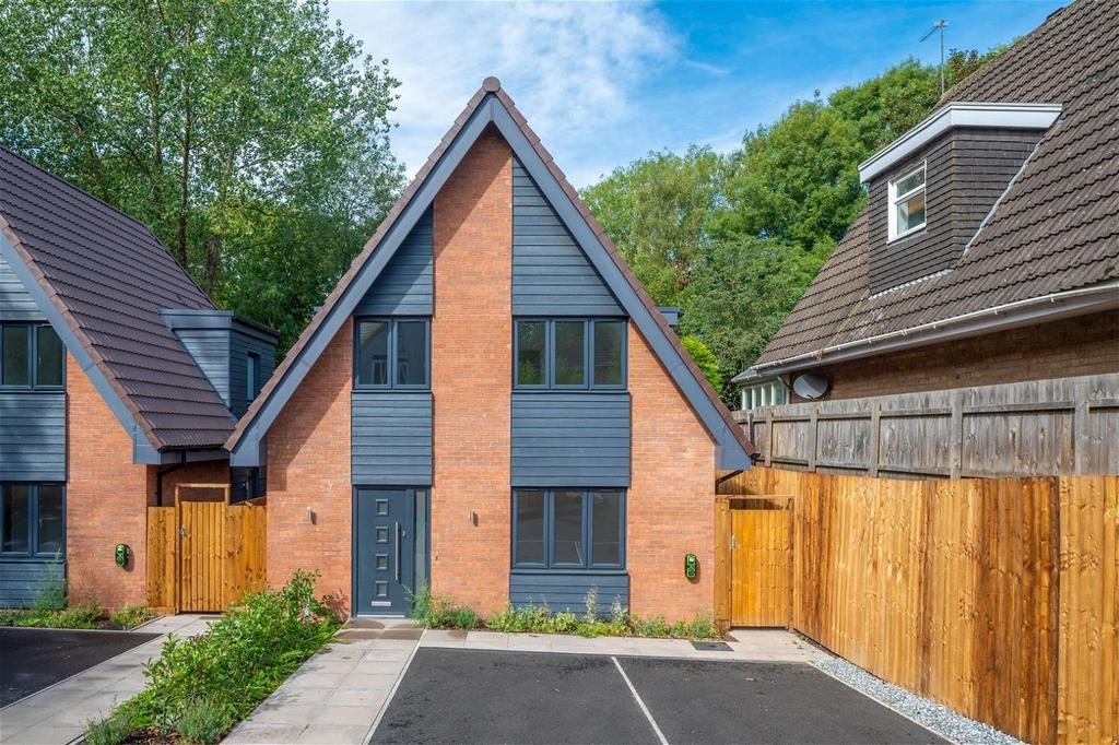 Compton Road West, Wolverhampton WV3 3 bed detached house for sale £