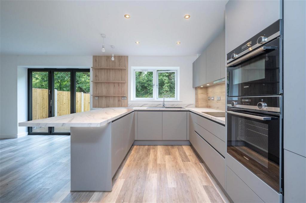 Compton Road West, Wolverhampton WV3 3 bed detached house for sale £