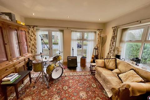 3 bedroom flat to rent, Brooklands Court, Otley, West Yorkshire, LS21