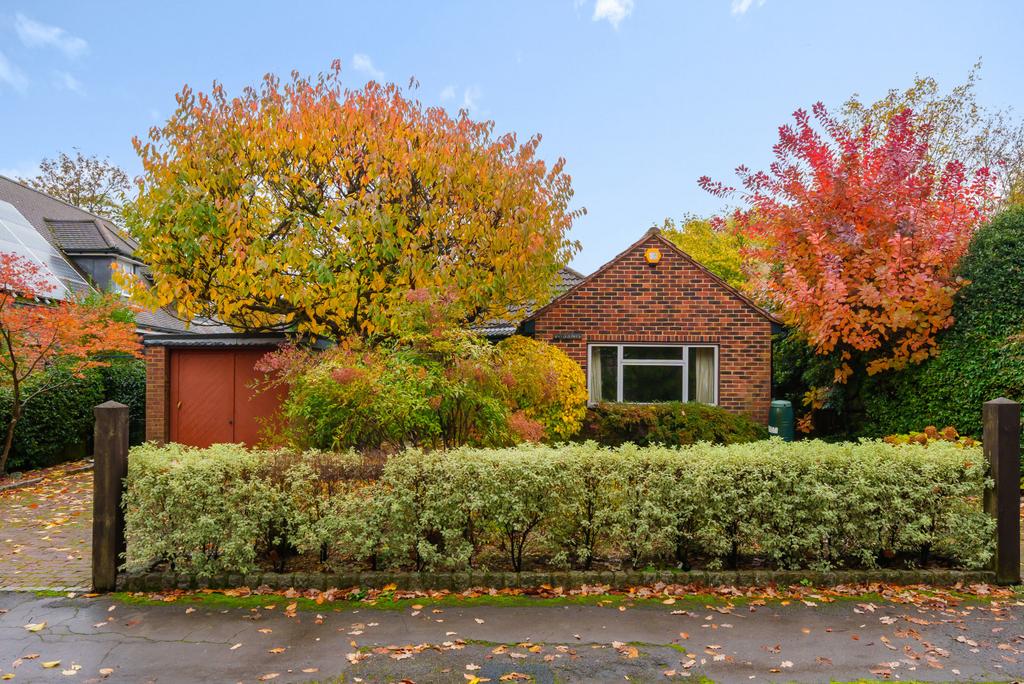 Foxholes, Weybridge, KT13 4 bed bungalow for sale £950,000