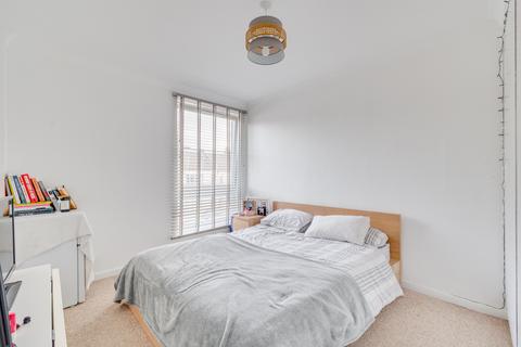 2 bedroom flat for sale, Rosebank, Holyport Road, London
