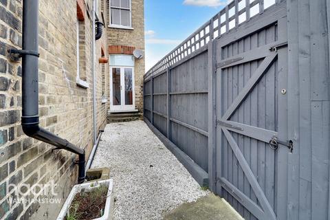 20 Ravenswood Road, London, E17 9LY