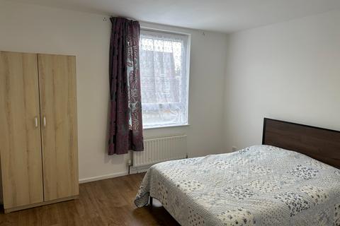1 bedroom in a house share to rent - College Park Close, London SE13