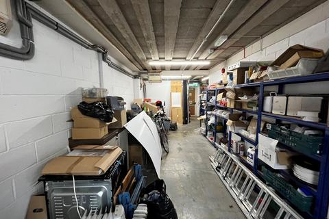 Warehouse to rent, Unit 18, Metro Centre, Dwight Road, Watford, WD18 9SS