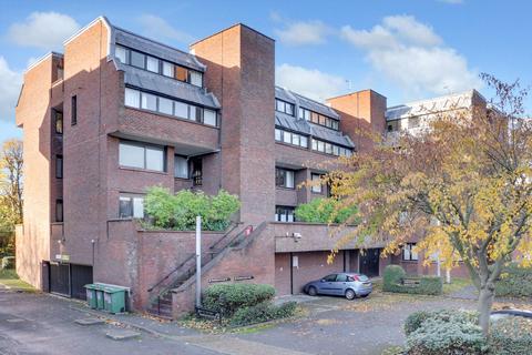 3 bedroom flat for sale, Britten Close, London, NW11