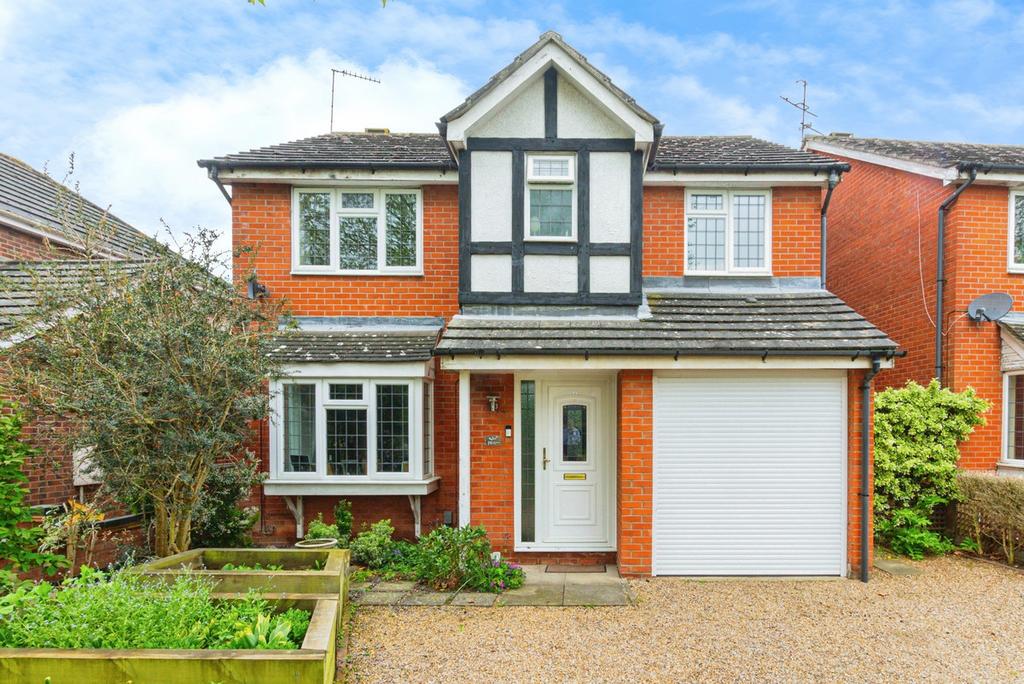 Mountbatten Drive, Colchester, CO2 4 bed detached house for sale £400,000
