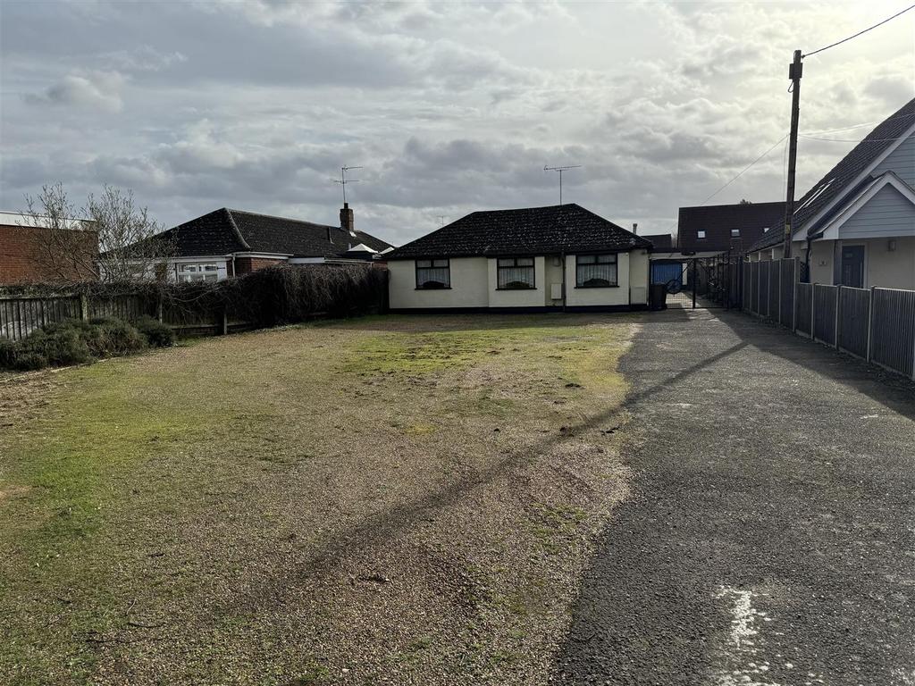 Main Road, Kesgrave IP5 2 bed detached bungalow for sale £350,000