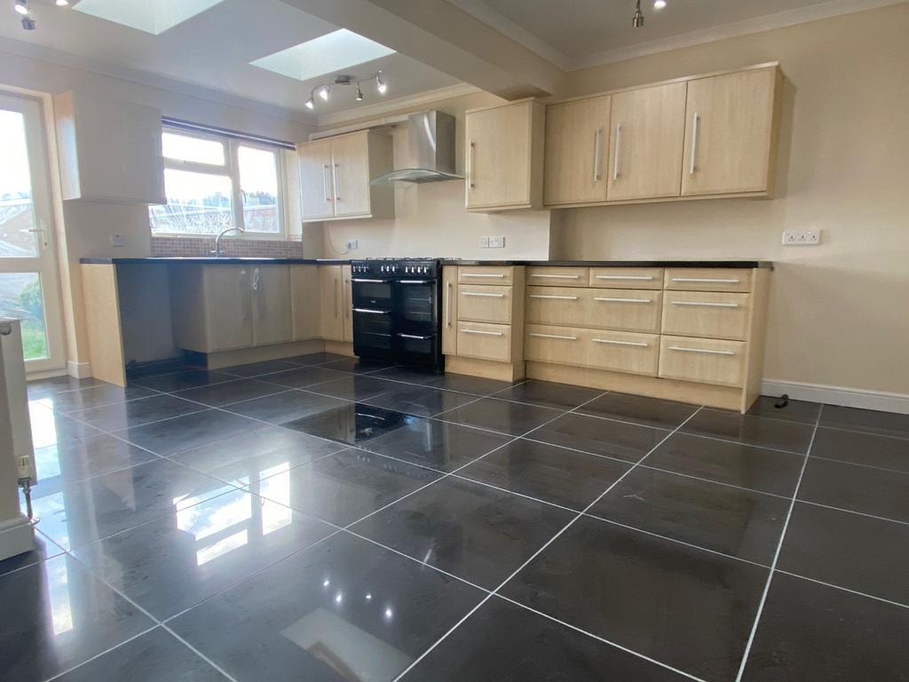 Abbey Road, Gravesend, Kent, DA12 1RG 2 bed terraced house to rent £