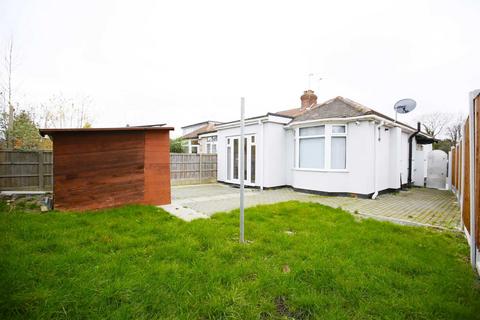 2 bedroom bungalow for sale, Parkside Avenue, Romford, RM1