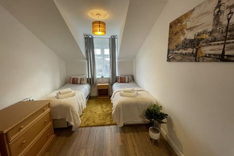 2 bedroom flat to rent, 598-604 London Road, Ashford TW15