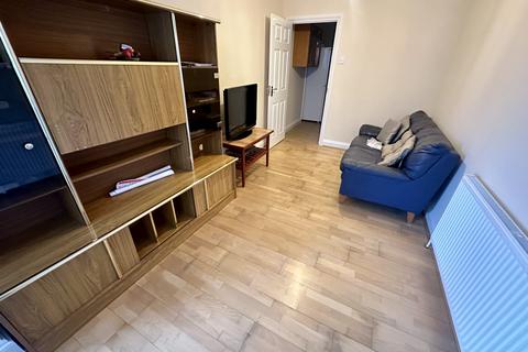 Studio to rent, Kingsbridge Road,  Southall, UB2