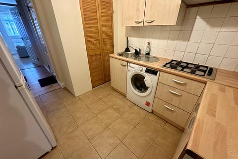 Studio to rent, Kingsbridge Road,  Southall, UB2