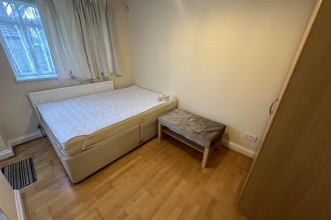 Studio to rent, Kingsbridge Road,  Southall, UB2
