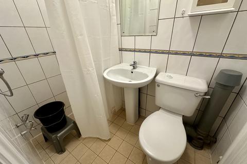 Studio to rent, Kingsbridge Road,  Southall, UB2