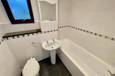 3 bedroom apartment to rent, The Wickets, Luton, Bedfordshire, LU2 7LA