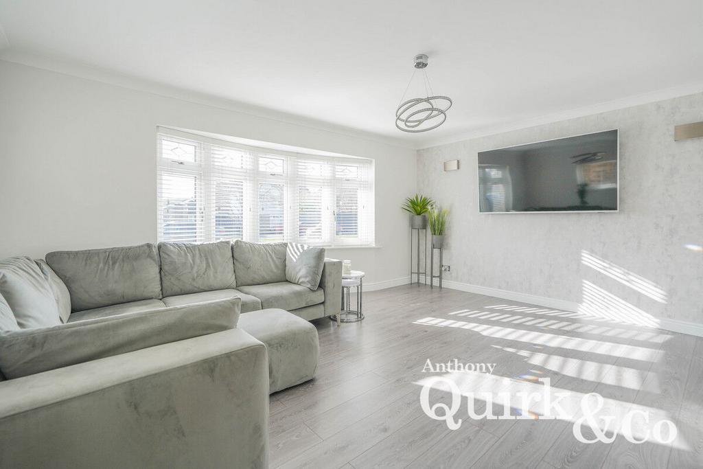 Crescent Road, Canvey Island, SS8 3 bed detached house for sale £375,000