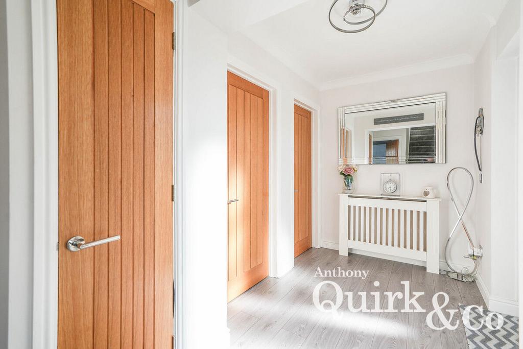 Crescent Road, Canvey Island, SS8 3 bed detached house for sale £375,000