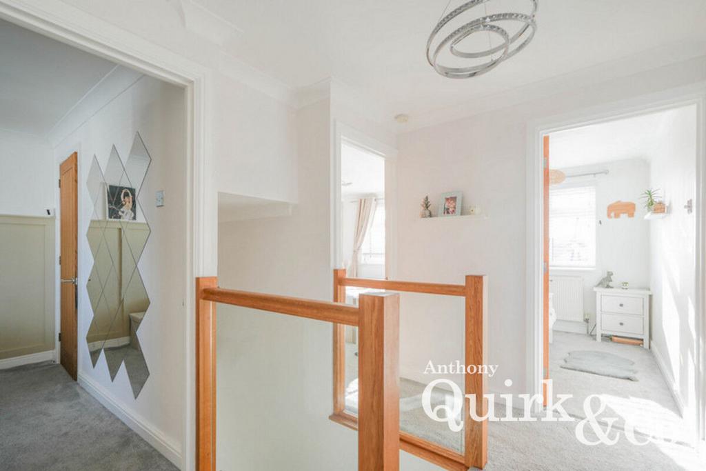 Crescent Road, Canvey Island, SS8 3 bed detached house for sale £375,000