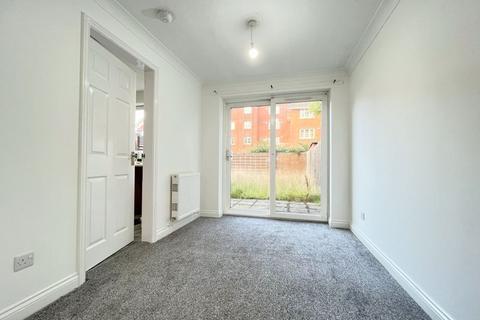 3 bedroom semi-detached house to rent, Endeavour Close, Preston PR2