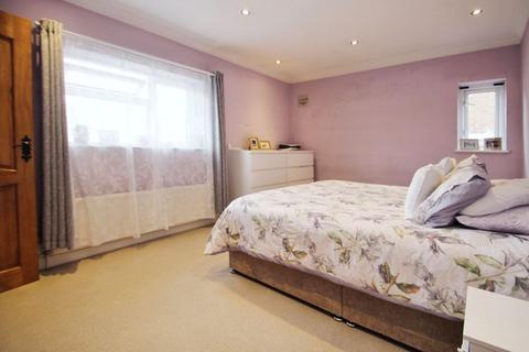 2 bedroom end of terrace house to rent, Valley Rise, Watford
