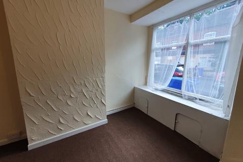 2 bedroom terraced house to rent, King William Street; Tunstall; ST6