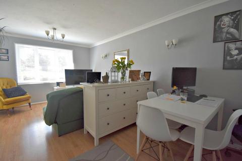2 bedroom flat to rent, Maltings Court, Witham