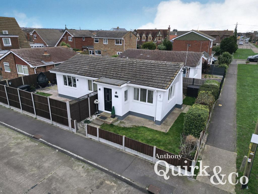 Gainsborough Avenue, Canvey Island, SS8 2 bed detached bungalow for