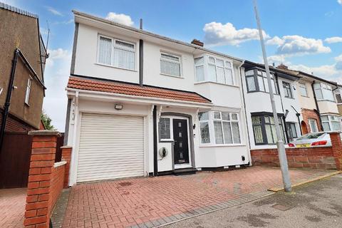 8 bedroom end of terrace house for sale, St Mildreds Avenue, Saints, Luton, LU3 1QR