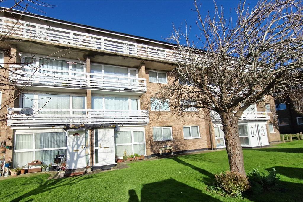 Chidham Walk, Havant, Hampshire, PO9 2 bed apartment for sale £180,000