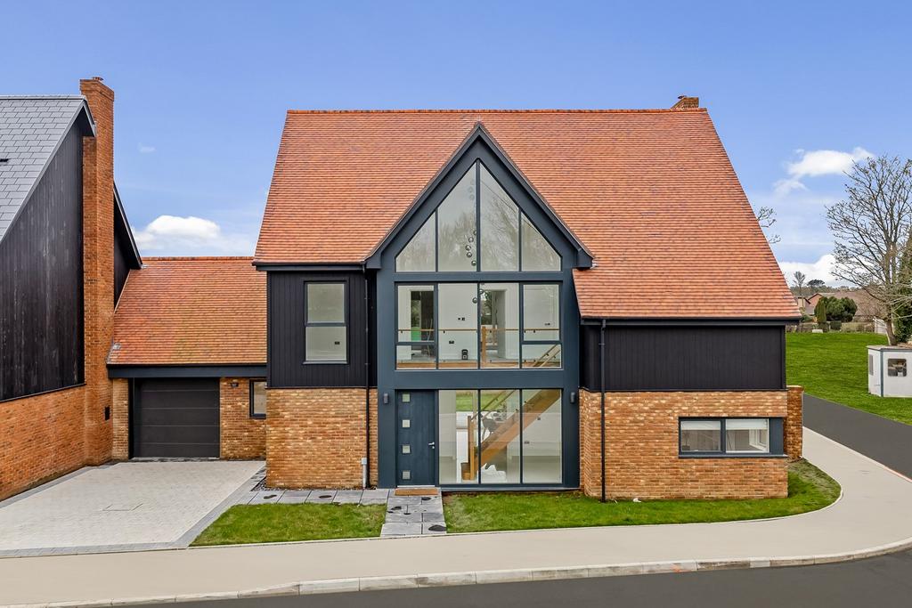 Fernfield Lane, Hawkinge, Folkestone, CT18 4 bed detached house for
