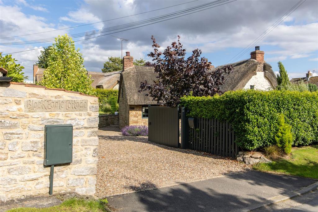 Black Eagle Cottage External-7.jpg