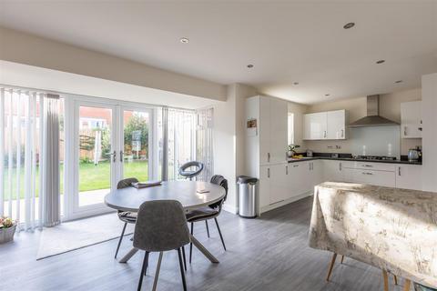 18 Derwent Road, Pickering, YO18 7UB